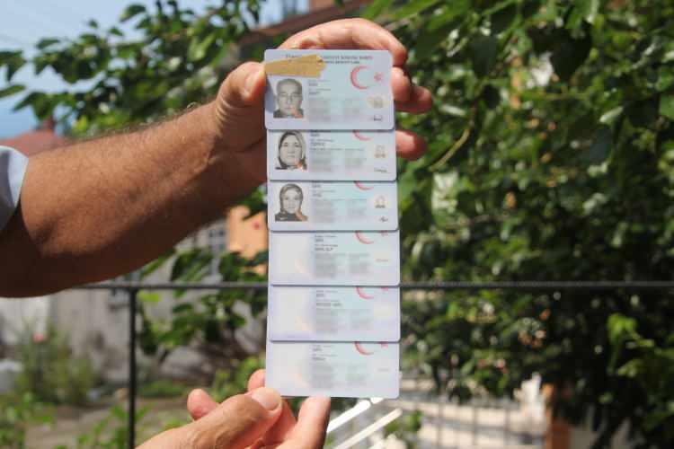 <p>Uzaktan da olsa hepsi birbirleriyle akraba olan vatandaşlar, alıştığı bu durumu garipsemezken, ilk defa b&ouml;yle bir olayla karşılaşanlar ise şaşırıyor.&nbsp;</p>

<p>&nbsp;</p>

<p>Mahallede, mezar taşlarında ise b&uuml;t&uuml;n soy isimler Sarı olarak yer alıyor.</p>
