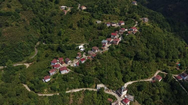 <p>Bu durum, mahallede resmi evrak ve resmi işlerde de karışıklıklara neden oluyor.&nbsp;</p>

<p>&nbsp;</p>

<p>Bir nedenden dolayı karakola &ccedil;ağırılan bir kişi yerine aynı ismi taşıyan başka bir kişi gidebiliyor.</p>
