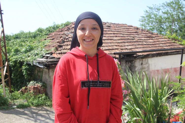 <p><span style="color:#A52A2A"><strong>GELİNLERİN BİLE SOYADI DEĞİŞMEDİ&nbsp;</strong></span></p>

<p>&nbsp;</p>

<p>Annesinin evlenmeden &ouml;nceki soyadının Sarı olduğunu ve kendisinin de Yazlık Mahallesi'ne gelin geldikten sonra soyadının Sarı olduğunu anlatan Ayşe Sarı, şunları s&ouml;yledi:&nbsp;</p>

<p>&nbsp;</p>
