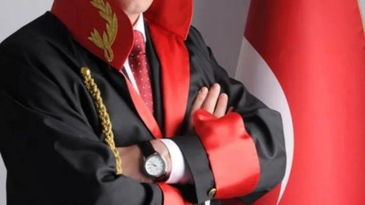 <p>Komşular, evden birinin zorla g&ouml;t&uuml;r&uuml;ld&uuml;ğ&uuml;n&uuml; d&uuml;ş&uuml;nerek durumu "hakimi ka&ccedil;ırıyorlar" paniğiyle hemen polise ihbar etti. Kısa s&uuml;ren bir kargaşanın ardından olayın aslı anlaşıldı ve durumun jandarma operasyonu olduğu netleşti.</p>

<p>&nbsp;</p>
