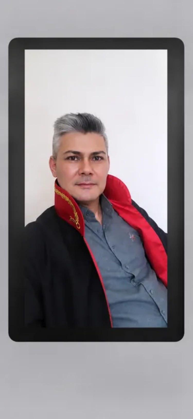 <p><span style="color:rgb(178, 34, 34)">AİLE İ&Ccedil;İNDE B&Uuml;Y&Uuml;K YALAN</span></p>

<p>Şebeke lideri K.A.'nın kurduğu b&uuml;y&uuml;k yalan ağının en &ccedil;arpıcı halkası ise aile yaşamında ortaya &ccedil;ıktı. K.A.'nın doktor olan eşinin, kocasının sahte bir hakim olduğundan tamamen habersiz olduğu, onu ger&ccedil;ek bir hukuk insanı olarak bildiği ve eşine bu şekilde g&uuml;vendiği belirlendi.</p>
