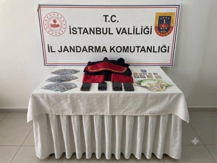 <p><span style="color:#B22222"><strong>5 Ş&Uuml;PHELİ YAKALANDI</strong></span></p>

<p><br />
&Ouml;rg&uuml;t hiyerarşisi i&ccedil;inde hareket eden şebekenin liderliğini K.A. isimli şahsın yaptığı belirlendi. K.A.'nın, adli mercilerde davası veya soruşturması bulunan &ccedil;aresiz vatandaşları hedef se&ccedil;tiği, kendisini "hakim" olarak tanıtarak n&uuml;fuz ticareti ve dolandırıcılık faaliyetleri y&uuml;r&uuml;tt&uuml;ğ&uuml; tespit edildi. Yapılan &ccedil;alışmalarda, bu su&ccedil; ağı i&ccedil;erisinde (3) avukatın da aktif olarak yer aldığı toplam (5) ş&uuml;pheli saptandı.</p>
