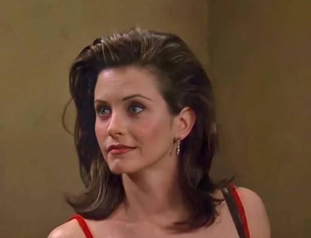 <p>Televizyon tarihinin en sevilen yapımlarından biri olan Friends dizisinde hayat verdiği Monica Geller karakteriyle hafızalara kazınan Courteney Cox, bu kez oyunculuğuyla değil, kamera arkasındaki g&ouml;reviyle g&uuml;ndeme geldi.</p>

