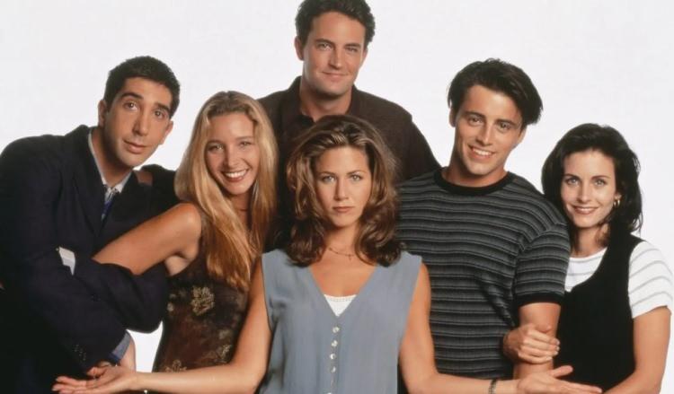 <p>Friends, David Crane ve Marta Kauffman tarafından yapılan, 1994-2004 yılları arasında 10 sezon ve 236 b&ouml;l&uuml;m s&uuml;ren efsaneleşmiş olan bir Amerikan sitcom'uydu. Altı sıkı dostun aşk, iş ve g&uuml;ndelik yaşam maceralarını konu alan dizinin başrollerini Jennifer Aniston, Courteney Cox ve Lisa Kudrow gibi isimler paylaşmıştı.</p>
