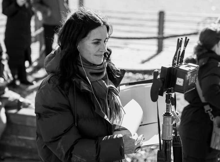 <p>Yıllardır oyunculuk performansıyla adından s&ouml;z ettiren Courteney Cox'un y&ouml;netmenliğe ağırlık vermesi, hayranları tarafından da b&uuml;y&uuml;k ilgi g&ouml;rd&uuml;.</p>
