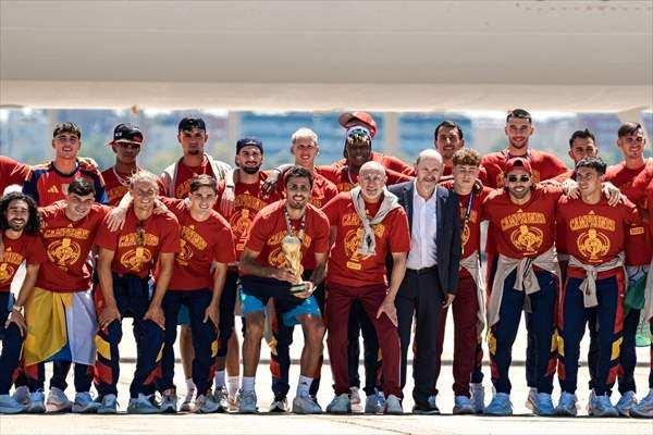 <p>&Uuml;lkesine d&ouml;nen d&uuml;nya şampiyonu takım, Madrid Barajas Havalimanı'nda kupayla poz verdi.</p>
