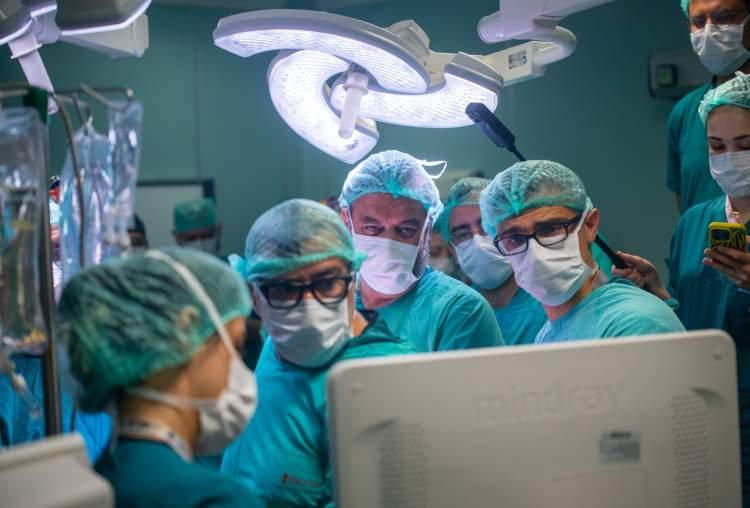 <p><strong>6,5 SAAT S&Uuml;REN TARİHİ OPERASYON</strong></p>

<p>Hacettepe &Uuml;niversitesi Perinatoloji Bilim Dalı Başkanı Prof. Dr. &Ouml;zg&uuml;r Deren ve &ouml;ğretim &uuml;yesi Do&ccedil;. Dr. Erdem Fadıloğlu, Beyin ve Sinir Cerrahisi Anabilim Dalı &ouml;ğretim &uuml;yesi Prof. Dr. İlkay Işıkay, Anestezi ve Reanimasyon Anabilim Dalı &ouml;ğretim &uuml;yesi Prof. Dr. Banu Kılı&ccedil;aslan ve endoskopik cerrahi uzmanı Do&ccedil;. Dr. Derman Başaran&rsquo;ın da yer aldığı yaklaşık 30 kişilik ekip, alanında d&uuml;nya &ccedil;apında uzman Prof. Dr. Alireza Shamshirsaz&rsquo;ın uluslararası desteğiyle 14 Temmuz&rsquo;da 6,5 saat s&uuml;ren bir operasyon ger&ccedil;ekleştirdi.&nbsp;</p>
