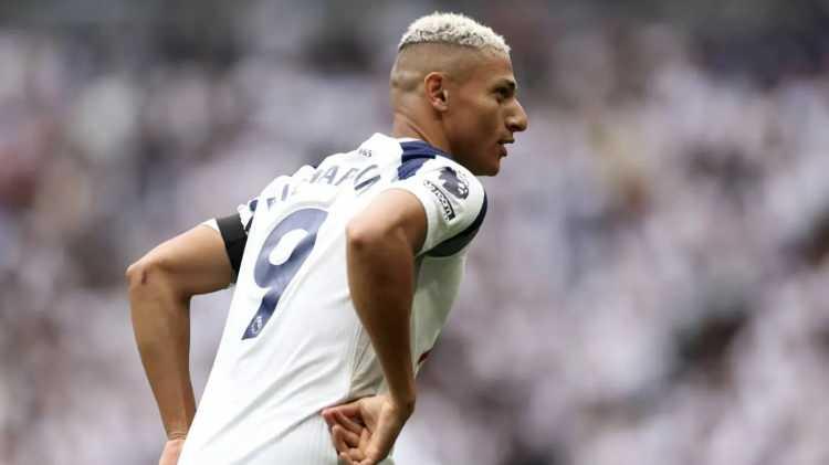 <p>Fenerbah&ccedil;e, golc&uuml;de hedefini Tottenham'ın Brezilyalı yıldızı Richarlison'a &ccedil;evirdi.<br />
<br />
Sarı lacivertliler, Juventus'un da istediği tecr&uuml;beli forvet i&ccedil;in ekonomik g&uuml;c&uuml;n&uuml; kullanarak transfer yarışında &ouml;ne ge&ccedil;me arzusunda.</p>

<p>(FANATİK)</p>
