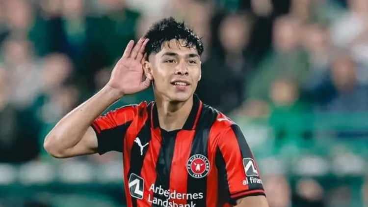 <p>Trabzonspor, Midtjylland'ın Şilili yıldızı Dario Osorio i&ccedil;in yaptığı teklifi bonuslarla y&uuml;kseltmeye hazırlanırken, bu hafta transferi sonu&ccedil;landırarak Avusturya kampına yetiştirmeyi hedefliyor.<br />
<br />
​(FANATİK)</p>
