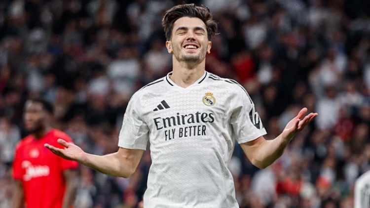 <p>Galatasaray 10 numara transferinde rotasını Real Madrid'in yıldızı Brahim Diaz'a &ccedil;evirdi.<br />
<br />
​Yakın takibe alınan Faslı yıldızın transferi i&ccedil;in İspanyol devinden gelecek karar belirleyici olacak.<br />
<br />
(FANATİK)</p>
