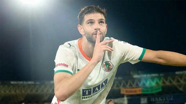 <p>Fenerbah&ccedil;e y&ouml;netimi, Oosterwolde'ye Avrupa'dan gelebilecek olası teklifleri de g&ouml;z &ouml;n&uuml;nde bulundurarak Alanyaspor'un sol ayaklı stoperi &Uuml;mit Akdağ i&ccedil;in harekete ge&ccedil;ti.<br />
<br />
Kul&uuml;pler arasında temaslar başladı.<br />
<br />
(FANATİK)</p>
