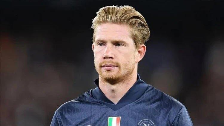 <p>Galatasaray, Napoli'den ayrılmak isteyen Kevin De Bruyne'yi kadrosuna katabilir.<br />
<br />
Menajerler Galatasaray'ın kapısını &ccedil;aldı ve Bel&ccedil;ikalı yıldızı &ouml;nerdi. Sarı kırmızılı y&ouml;netim konuyu değerlendirecek.</p>

<p>(FOTOMA&Ccedil;)</p>
