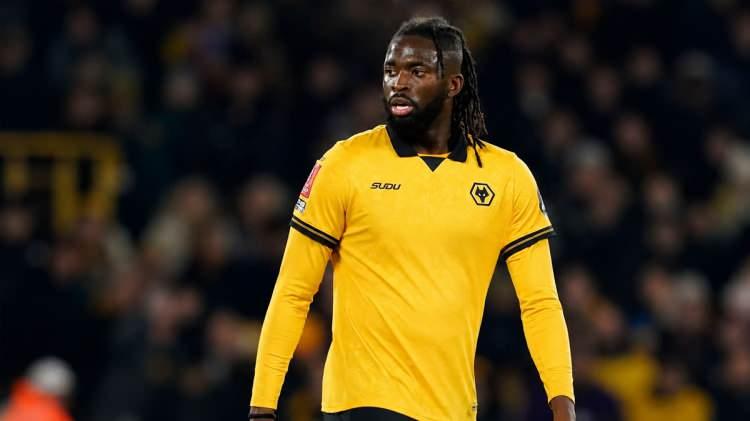 <p>Wolverhampton'da takımdan ayrılmak isteyen ve transferine izin verilmediği i&ccedil;in sorun &ccedil;ıkaran Nijeryalı golc&uuml;, idmandan kovuldu. 25 yaşındaki golc&uuml;n&uuml;n tesislere girememesi i&ccedil;in de &ouml;nlem alındı.</p>
