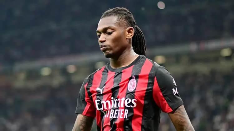 <p>Galatasaray, Milan'ın kadroda d&uuml;ş&uuml;nmediği Rafael Leao'yu satın alma opsiyonuyla kiralamayı hedefliyor.<br />
<br />
(FOTOMA&Ccedil;)</p>

