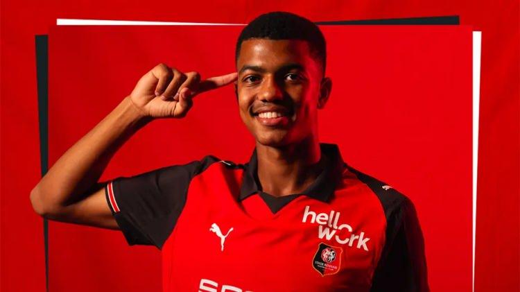 <p>Galatasaray, Abdelhamid Ait Boudlal'in menajeriyle temas kurdu.<br />
<br />
Gen&ccedil; oyuncu ile anlaşma sağlanırsa kul&uuml;b&uuml; Rennes'e resmi teklif sunulacak.<br />
<br />
Faslı stoperin U23 kontenjanına uygun olması da Galatasaray'ın iştahını kabartıyor.<br />
<br />
(TAKVİM)</p>
