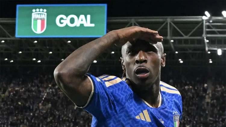 <p>Fenerbah&ccedil;e, Moise Kean'i g&ouml;z&uuml;ne kestirdi. İtalyan forvet, sarı-lacivertlilere gelmeye sıcak.<br />
<br />
Oyuncuyla ilgili son kararı İsmail Kartal verecek.<br />
<br />
​(FOTOMA&Ccedil;)</p>

