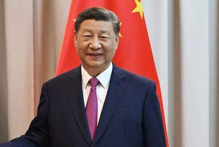 <p><strong><span style="color:#B22222">XI JINPING</span>&nbsp; |&nbsp; BIG DADY XI</strong></p>

<p>&nbsp;</p>

<p>Anlamı: B&uuml;y&uuml;k Baba XI</p>

<p>&nbsp;</p>

<p>&Ccedil;in Devlet Başkanı</p>
