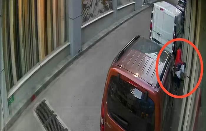 <p>Bursa'nın Yıldırım il&ccedil;esi Kazım Karabekir Mahallesi Vişne Caddesi'nde meydana gelen olayda, iddiaya g&ouml;re &Ouml;.E. (10), sokakta bulunduğu sırada hen&uuml;z kimliği belirlenemeyen ve kendisinden 2-3 yaş b&uuml;y&uuml;k olduğu &ouml;ne s&uuml;r&uuml;len bir &ccedil;ocuğun saldırısına uğradı.</p>

<p>&nbsp;</p>
