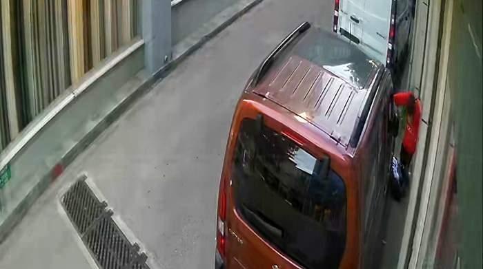 <p>İhbar &uuml;zerine olay yerine sağlık ve polis ekipleri sevk edildi. İlk m&uuml;dahalesi yapılan &ccedil;ocuk ambulansla hastaneye kaldırılırken, polis ekipleri olayla ilgili inceleme başlattı.</p>
