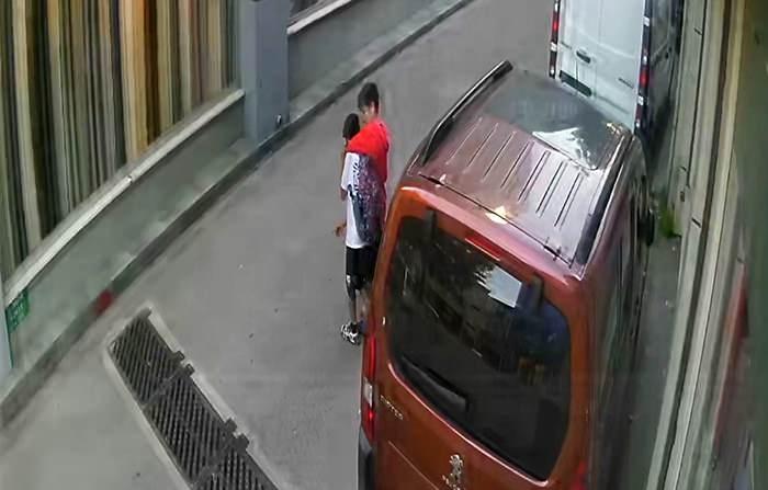 <p>Aldığı darbeler nedeniyle zaman zaman bilincini kaybettiği iddia edilen k&uuml;&ccedil;&uuml;k &ccedil;ocuk yerde hareketsiz kalırken, yoldan ge&ccedil;en vatandaşların olayı fark etmesi &uuml;zerine ş&uuml;pheli olay yerinden ka&ccedil;arak uzaklaştı.</p>
