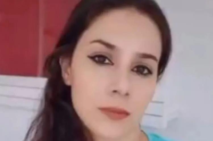 <p><em><strong>Ertesi g&uuml;n Mekiye bulunmuştu. Sağ kolu &ccedil;atlaktı. Şiddet g&ouml;rm&uuml;şt&uuml;. Kardeşimi Siirt Kadın Sığınma Evi'ne yerleştirdiler. Ama orada da rahat bırakmadılar. Eski eşi, kayınpederi ve iki kayınbiraderi ara&ccedil;larla s&uuml;rekli sığınma evinin etrafında dolaşıyorlardı. 'Seni &ouml;ld&uuml;receğiz, diri diri yakacağız' diyorlardı. Orada kalan kadınlar da buna şahit."</strong></em></p>

<p>&nbsp;</p>
