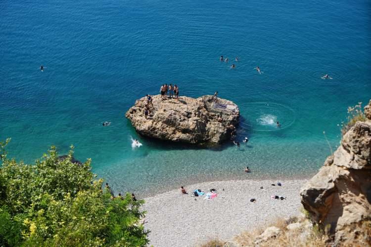 <p>Y&uuml;ksek sıcaklığı fırsata &ccedil;eviren yerli ve yabancı turistler ile kent sakinleri, serinlemek i&ccedil;in Konyaaltı Sahili'nde yoğunluk oluşturdu.</p>
