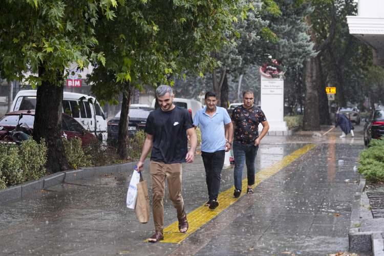 <p>A&ccedil;ıklamada yağmurun g&ouml;k g&uuml;r&uuml;lt&uuml;l&uuml; sağanak şeklinde etkili olacağı belirtildi.</p>
