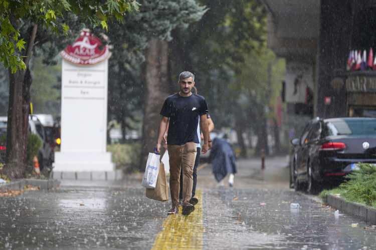 <p>YEDİ İL&Ccedil;E İ&Ccedil;İN UYARI YAPILDI</p>

<p>AKOM'un uyarısında yedi il&ccedil;e i&ccedil;in uyarı yapıldı.</p>

<p>&nbsp;</p>

<p>Karadeniz'e kıyısı olan Ey&uuml;p, Sarıyer ve Beykoz ile kentin doğusunda yer alan Şile, Sultanbeyli, Pendik ve Tuzla'daki yağışların &ccedil;ok kuvvetli şekilde g&ouml;r&uuml;lebileceği belirtildi.</p>

<p>&nbsp;</p>

<p>A&Ccedil;ıklamada <strong><em>"R&uuml;zgarın kuzeyli y&ouml;nlerden kuvvetlenerek aralıklarla fırtına şeklinde eseceği, beraberinde sağanak yağmur ge&ccedil;işlerinin yaşanacağı &ouml;ng&ouml;r&uuml;l&uuml;yor."</em></strong> denildi.</p>

<p>&nbsp;</p>

<p>AKOM'un a&ccedil;ıklamasında sağanak yağışın cumartesi akşam saatlerine kadar etkili olacağı beliritlerek vatandaşların dikkatli olması istendi.</p>
