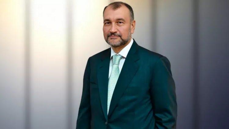<p>&Uuml;lker, d&uuml;nya genelindeki milyarderler listesinde 797. sırada bulunuyor.</p>
