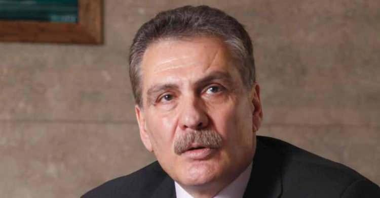 <p><strong>SEZAİ BACAKSIZ</strong></p>

<p>Net Değer: $2.1B</p>
