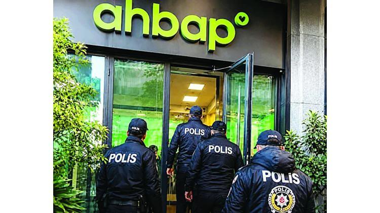 <p><strong>İstanbul Cumhuriyet Başsavcılığı tarafından Ahbap Derneği'ne y&ouml;nelik y&uuml;r&uuml;t&uuml;len soruşturma kapsamında Ece &Uuml;ner, &Ouml;yk&uuml; Sertel ve Athena G&ouml;khan olarak tanınan G&ouml;khan &Ouml;zoğuz'un ifadeleri ortaya &ccedil;ıktı.</strong></p>
