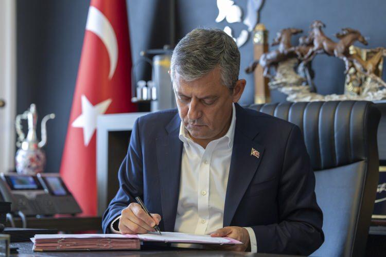 <p>CHP'den resmen ayrılan &Ouml;zg&uuml;r &Ouml;zel ve beraberindeki 91 isim Yeni Parti'yi kuracaklarını a&ccedil;ıklamıştı. Bug&uuml;n kuruluş evraklarının &Ouml;zg&uuml;r &Ouml;zel tarafından imzalanmasıyla ilk adım atılmış oldu.</p>
