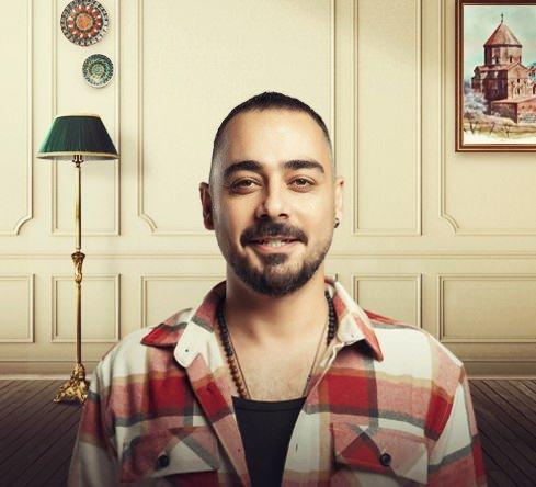 <p>40 yaşındaki &uuml;nl&uuml; oyuncu,&nbsp;Karakılın&ccedil; ile sade bir t&ouml;renle nişanlandı.</p>
