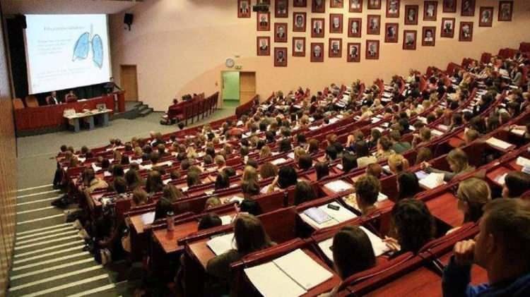 <p>Hem tıpta hem farklı b&ouml;l&uuml;mlerde y&uuml;zde 50 burslu kontenjanları da olan Yeditepe, &uuml;niversite başarı sırasına g&ouml;re y&uuml;zde 15 destek bursu da veriyor.</p>

<p>&nbsp;</p>
