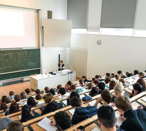 <p>&Uuml;niversite &ouml;deme planında 3 taksit se&ccedil;eneği sundu. Bilkent &Uuml;niversitesi'nde burssuz &ouml;ğrenciler 1 milyon 295 bin lira &ouml;derken, y&uuml;zde 50 burslu &ouml;ğrenciler 647 bin 500 lira &ouml;d&uuml;yor.</p>
