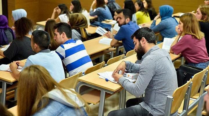 <p>&Ouml;rneğin &Ouml;zyeğin &Uuml;niversitesi'nin pilotaj b&ouml;l&uuml;m&uuml;nde okumak i&ccedil;in 16 bin 500 dolar yıllık eğitim &uuml;creti ve 73 bin 500 euro u&ccedil;uş eğitim &uuml;creti &ouml;deniyor.</p>
