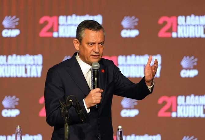 <p>CHP'de mutlak butlanla Kemal Kılı&ccedil;daroğlu geri d&ouml;nd&uuml;.&nbsp;</p>

<p>Kemal Kılı&ccedil;daroğlu'nun geri d&ouml;nmesi sonrası &Ouml;zg&uuml;r &Ouml;zel ve ekibi de g&ouml;revden alındı.&nbsp;</p>
