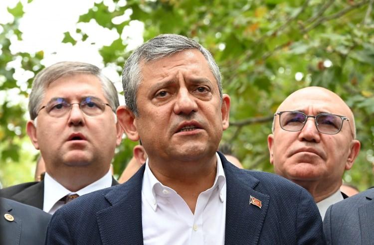 <p>T&uuml;z&uuml;ğ&uuml;n 19. maddesinin ikinci fıkrasında, genel başkanlığa adaylık s&uuml;reci zorlaştırılırken, g&ouml;revdeki lidere doğrudan ayrıcalık tanınıyor.</p>
