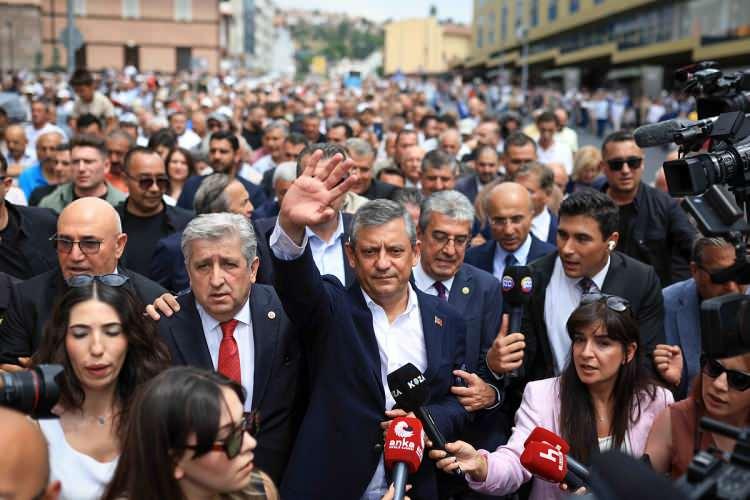 <p>Rakiplerin aday olabilmesi i&ccedil;in kurultay &uuml;ye tamsayısının en az y&uuml;zde 5'inin yazılı &ouml;nerisi şart koşuldu.</p>
