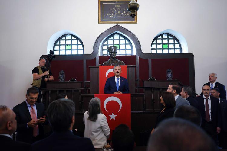 <p>&Ouml;zg&uuml;r &Ouml;zel'in durumu şu ifadelerle t&uuml;z&uuml;ğe işlendi:<br />
&nbsp;</p>

<p><strong>"Mevcut genel başkan isteği &uuml;zerine adaydır; imza toplamaz, adına imza toplanamaz."</strong></p>
