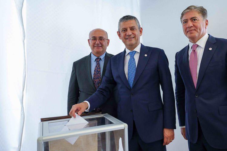 <p>Aynı maddede, delegelerin parti i&ccedil;i yarışta birden fazla adaya destek vermesinin &ouml;n&uuml;ne ge&ccedil;ilerek, muhalif adayların imza toplaması zorlaştırıldı.</p>
