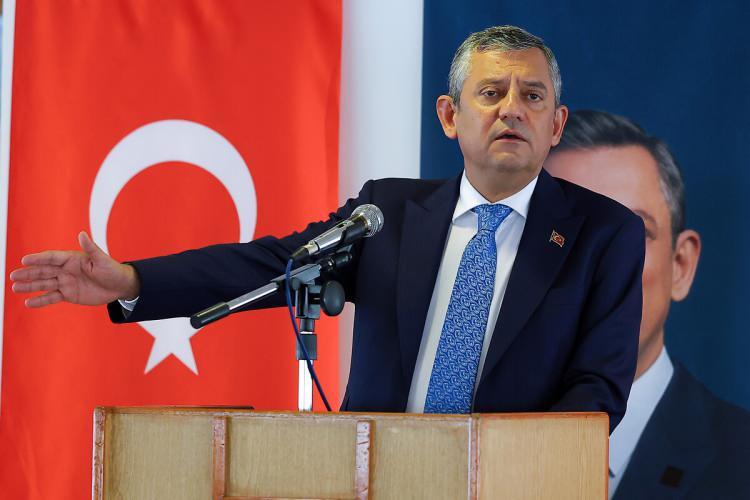 <p>Belgede bu kısıtlama şu s&ouml;zlerle ifade edildi:<br />
&nbsp;</p>

<p><strong>"Birden &ccedil;ok genel başkan adayına imza veren kurultay &uuml;yesi, başkanlık kurulunca &ccedil;ağrılır ve hangi aday i&ccedil;in imza verdiği saptanır."</strong></p>

