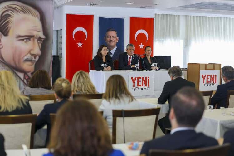 <p>&Uuml;yelerin talebiyle toplanacak olağan&uuml;st&uuml; kurultaylarda delegelerin y&ouml;netim değiştirme hakkı kısıtlanarak, yetki doğrudan lidere bağlandı.</p>
