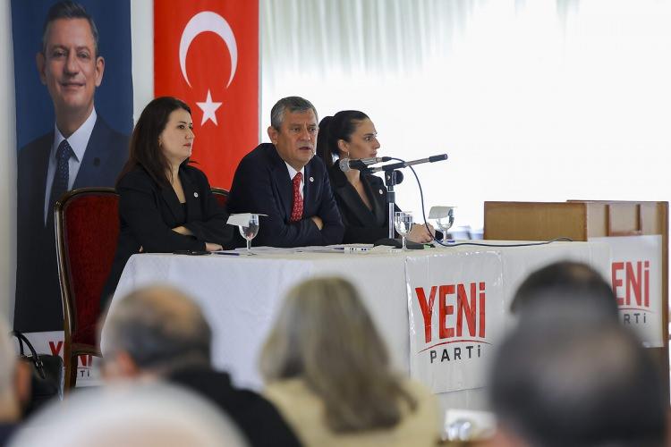 <p>T&uuml;z&uuml;k belgesinde bu &ouml;nlem şu kesin h&uuml;k&uuml;mle yer aldı:<br />
&nbsp;</p>

<p><strong>"Olağan&uuml;st&uuml; kurultayda g&uuml;ndemden başka bir konu g&ouml;r&uuml;ş&uuml;lemez. Se&ccedil;im yapılamaz. Ancak Genel Başkan g&uuml;ndeme se&ccedil;im maddesi koyabilir."</strong></p>
