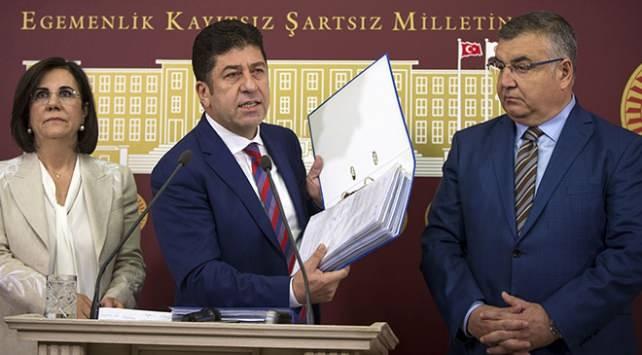 <p><strong>YEREL Y&Ouml;NETİMLERDEN SORUMLU GENEL BAŞKAN YARDIMCISI: </strong></p>

<p><span style="color:#B22222"><strong>YAŞAR T&Uuml;Z&Uuml;N</strong></span></p>

<p>&nbsp;</p>
