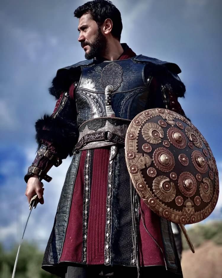 <p>Uğur G&uuml;neş'in ilk olarak ATV'de yayınlanması planlanan G&uuml;neşin Doğduğu Yer dizisiyle prensipte anlaşmaya vardığı &ouml;ğrenilmişti. Ancak oyuncu, &ccedil;ekimler başlamadan projeden ayrılma kararı aldı.</p>
