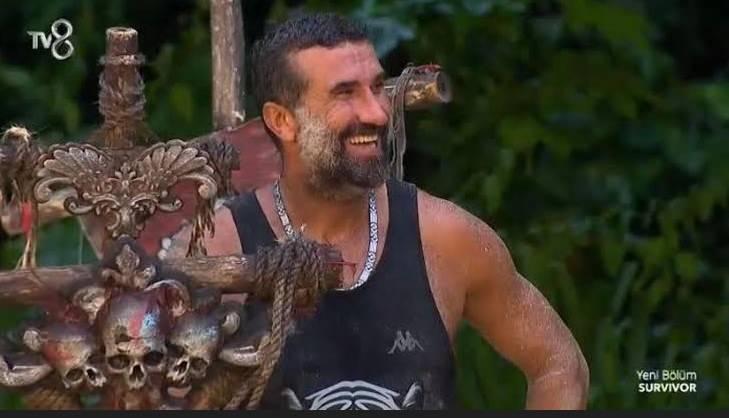 <p><strong>SURVIVOR A&Ccedil;IKLAMASI TAKDİR TOPLADI</strong></p>

<p>Survivor Hikmet, bir takip&ccedil;isinden gelen <strong><em>"Kral sen ve senin gibiler Survivor olmasa tanınmazdınız hemfikir misin?"</em></strong>&nbsp;sorusuna <em><span style="color:#800080"><strong>"Her zaman s&ouml;yl&uuml;yorum, Survivor bizlerin tanınmasında, sokağa &ccedil;ıktığımızda sevilmemizde tek sebebi Survivor'dır"</strong></span></em>&nbsp;yanıtını verdi.</p>

<p>&nbsp;</p>
