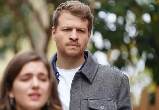 <p>Yayınlandığı ilk g&uuml;nden itibaren T&uuml;rk dizi sekt&ouml;r&uuml;ne b&uuml;y&uuml;k bir damga vuran ve izlenme rekorları kıran TRT1 dizisi, yeni sezonuyla da olduk&ccedil;a ilgi &ccedil;ekiyor.</p>
