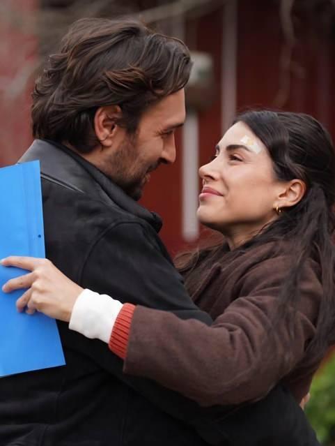 <p><span style="color:#800080"><strong>'HALA' B&Uuml;T&Uuml;N DENGELERİ DEĞİŞTİRECEK</strong></span></p>

<p>Ekibe yeni katılacak karakterlerinin başında diziye heybetli bir giriş yapacak olan Emriye Hala geliyor. &ldquo;Taşacak Bu Deniz&rdquo;in yayınlanan soyağacında da adı ge&ccedil;en Emriye, Adil&rsquo;in halası olarak seyirci karşısına &ccedil;ıkacak.&nbsp;</p>

