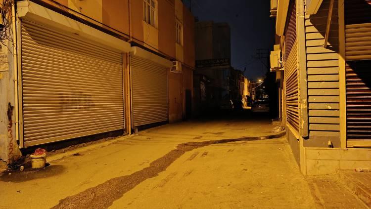 <p>İlk cinayet, Seyhan il&ccedil;esi G&uuml;lbah&ccedil;esi Mahallesi'nde meydana geldi. Reyhan Acar (24), kimliği hen&uuml;z belirlenemeyen bir kişinin silahlı saldırısına uğradı. V&uuml;cudunun &ccedil;eşitli yerlerinden vurularak ağır yaralanan gen&ccedil; kadın, kaldırıldığı hastanede doktorların t&uuml;m m&uuml;dahalesine rağmen kurtarılamadı. Polis ekipleri, ka&ccedil;an ş&uuml;phelinin yakalanması i&ccedil;in &ccedil;alışmalarını s&uuml;rd&uuml;r&uuml;yor.</p>
